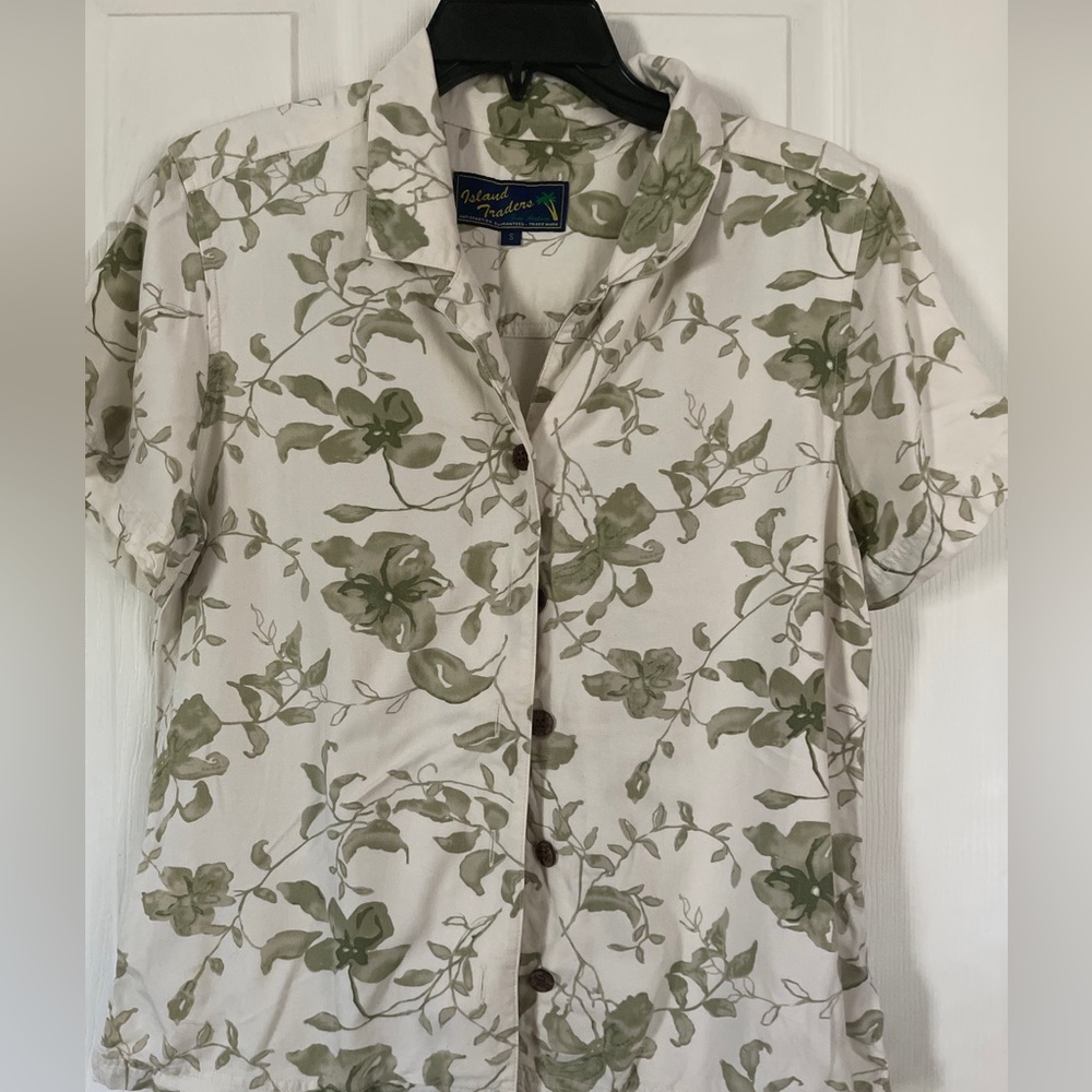 Women’s Island Traders Hawaiian S Button Up Shirt